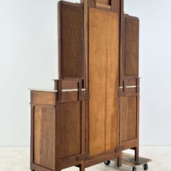 Ąžuolinis prieškambaris su trimis veidrodžiais ir dviejomis spintelėmis akmeniniais stalviršiais 41×130,5×194 cm