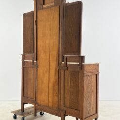 Ąžuolinis prieškambaris su trimis veidrodžiais ir dviejomis spintelėmis akmeniniais stalviršiais 41×130,5×194 cm