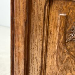 Ąžuolinis prieškambaris su trimis veidrodžiais ir dviejomis spintelėmis akmeniniais stalviršiais 41×130,5×194 cm