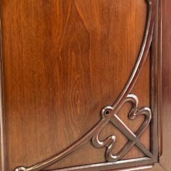 Art Nouveau raudonmedžio komoda su marmuriniu stalviršiumi ir veidrodžiu 51x111x186 cm