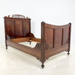 Art Nouveau raudonmedžio lovos rėmas su ratukais 205x128x139 cm