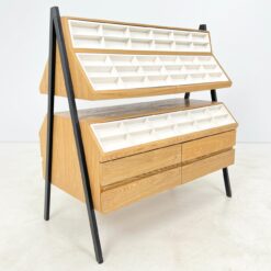 Dvipusė ekspozicinė lentyna su aštuoniais stalčiais 64x110x115 cm