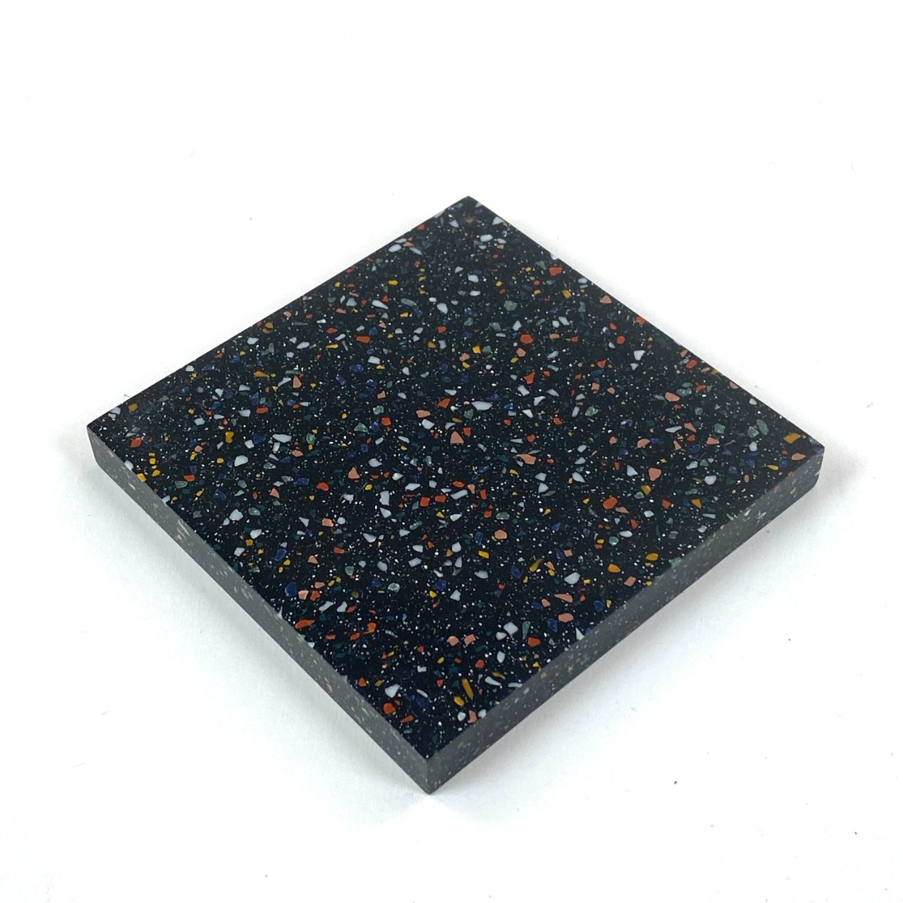E1156-kiti-indai-0 Plastikinis padėkliukas puodeliui 10,2×10,2×1,5 cm