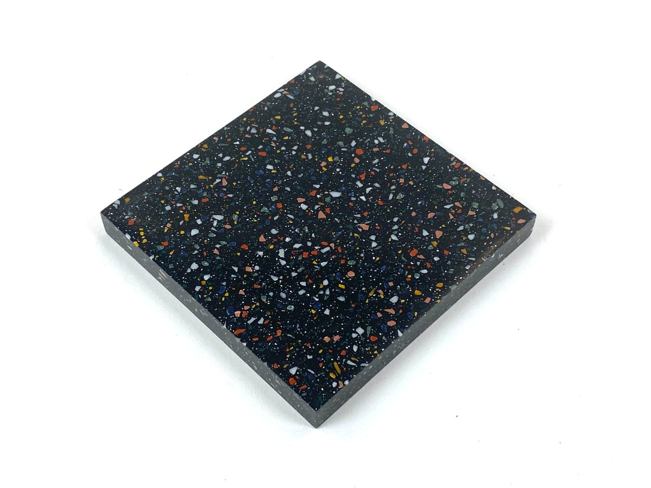 E1156-kiti-indai-2 Plastikinis padėkliukas puodeliui 10,2×10,2×1,5 cm