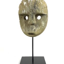 Statula iš gipso ant metalinio postamento „Kaukė” 21,5×23,5×53,5 cm