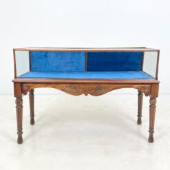 Prekybinio tipo riešutmedžio vitrina su veliūro apdaila 60x136,5x91 cm