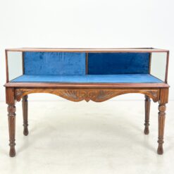 Prekybinio tipo riešutmedžio vitrina su veliūro apdaila 60×136,5×91 cm