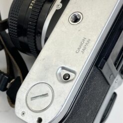 Vintažinis japoniškas Canon AE-1 juostinis fotoaparatas (neveikiantis) su Canon Lens FD 50 mm 1:18 objektyvu 8,5×14,5×9 cm
