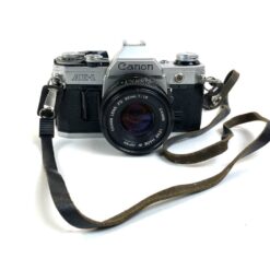 Vintažinis japoniškas Canon AE-1 juostinis fotoaparatas (neveikiantis) su Canon Lens FD 50 mm 1:18 objektyvu 8,5×14,5×9 cm