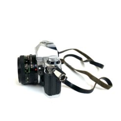 Vintažinis japoniškas Canon AE-1 juostinis fotoaparatas (neveikiantis) su Canon Lens FD 50 mm 1:18 objektyvu 8,5×14,5×9 cm