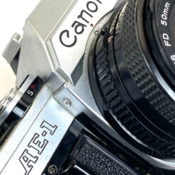 Vintažinis japoniškas Canon AE-1 juostinis fotoaparatas (neveikiantis) su Canon Lens FD 50 mm 1:18 objektyvu 8,5×14,5×9 cm