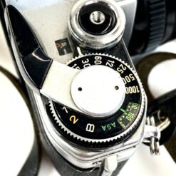 Vintažinis japoniškas Canon AE-1 juostinis fotoaparatas (neveikiantis) su Canon Lens FD 50 mm 1:18 objektyvu 8,5×14,5×9 cm