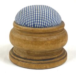 Vintažinė medinė siuvėjo adatinė 7,5×7,5×7,5 cm