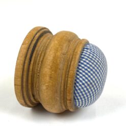 Vintažinė medinė siuvėjo adatinė 7,5×7,5×7,5 cm