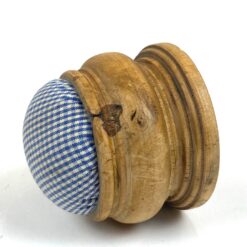 Vintažinė medinė siuvėjo adatinė 7,5×7,5×7,5 cm
