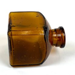 Senovinis rudos spalvos stiklo rašalo buteliukas 5,5×5,5×7 cm