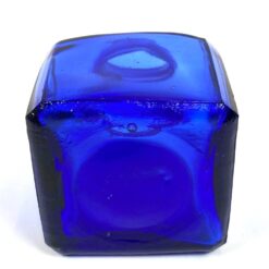 Senovinis mėlynos spalvos stiklo rašalo buteliukas 5,5×5,5×7 cm