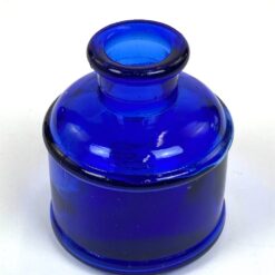 Senovinis mėlynos spalvos stiklo rašalo buteliukas 6x6x7 cm