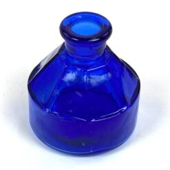 Senovinis mėlynos spalvos stiklo rašalo buteliukas 6,5×6,5×7 cm