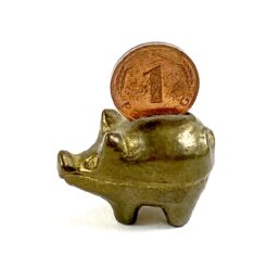 Miniatiūrinė žalvarinė paršelio statulėlė su vieno fenigo moneta 2x3x3,5 cm