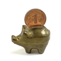 Miniatiūrinė žalvarinė paršelio statulėlė su vieno fenigo moneta 2x3x3,5 cm