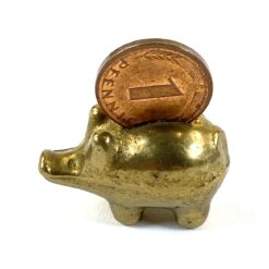 Miniatiūrinė žalvarinė paršelio statulėlė su vieno fenigo moneta 1,5x3x3,5 cm