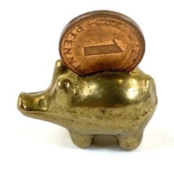 Miniatiūrinė žalvarinė paršelio statulėlė su vieno fenigo moneta 1,5x3x3,5 cm