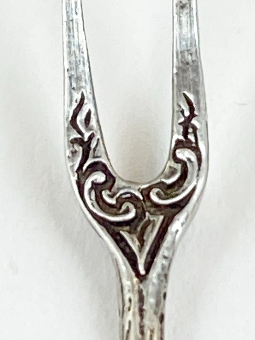 HN2681-stalo-irankiai-6 Sidabrinė 835 prabos Hildesheimer rožės rašto užkandžių šakutė 9x1x1,5 cm