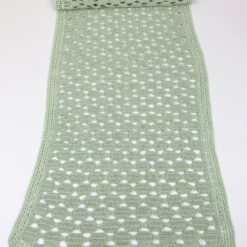 Rankų darbo nertas stačiakampio formos stalo takelis 41x121x0,2 cm