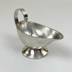 Olandiška „Sola” sidabruoto metalo padažinė, pagaminta viešbučiui Atlanta Rotterdam 17,5x7,5x11 cm