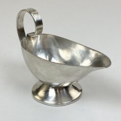 Olandiška „Sola” sidabruoto metalo padažinė, pagaminta viešbučiui Atlanta Rotterdam 17,5×7,5×11 cm