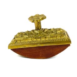 Senovinis gaubtas prespapjė su žalvariu 8x13,5x9,5 cm