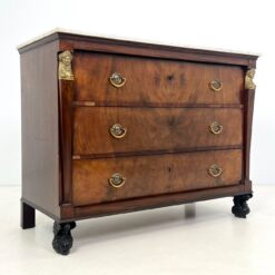 Ampyro stiliaus komoda su žalvarinėmis detalėmis ir marmuru 61x133x103,5 cm