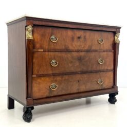 Ampyro stiliaus komoda su žalvarinėmis detalėmis ir marmuru 61x133x103,5 cm