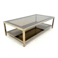 Vintažinis metalinio rėmo žurnalinis staliukas su tamsinto stiklo stalviršiumi ir lentyna 70x130x37 cm