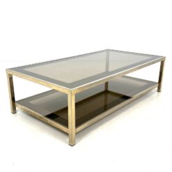 Vintažinis metalinio rėmo žurnalinis staliukas su tamsinto stiklo stalviršiumi ir lentyna 70x130x37 cm