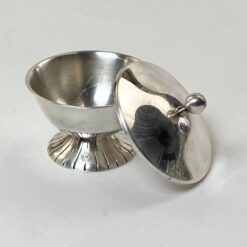 Olandiškas Douwe Egberts sidabruoto metalo indelis su dangteliu 6,5x6,5x6,5 cm