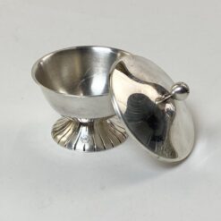 Olandiškas Douwe Egberts sidabruoto metalo indelis su dangteliu 6,5×6,5×6,5 cm