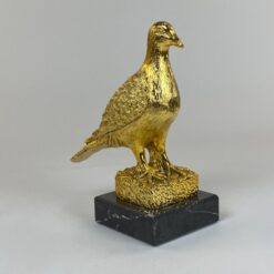 Plastikinė statula su marmuriniu postamentu „Auksinis balandis” 21x12x27,5 cm