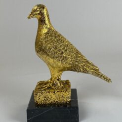 Plastikinė statula su marmuriniu postamentu „Auksinis balandis” 21x12x27,5 cm