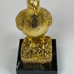 Plastikinė statula su marmuriniu postamentu „Auksinis balandis” 21x12x27,5 cm