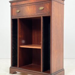 Pastatoma raudonmedžio audio aparatūros/CD lentyna su stalčiumi 40×82,5×120 cm