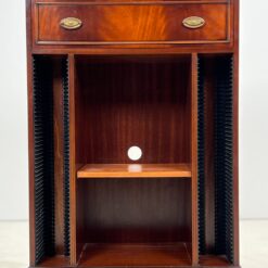 Pastatoma raudonmedžio audio aparatūros/CD lentyna su stalčiumi 40×82,5×120 cm