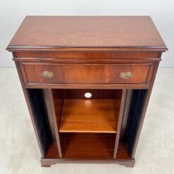 Pastatoma raudonmedžio audio aparatūros/CD lentyna su stalčiumi 40×82,5×120 cm