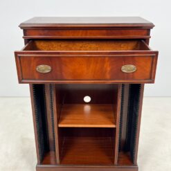 Pastatoma raudonmedžio audio aparatūros/CD lentyna su stalčiumi 40×82,5×120 cm