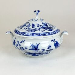 Porcelianinė Porzellanfabrik Oscar Schaller & Co. serijos Zwiebelmuster sriubinė su dangčiu 25x31,5x21,5 cm