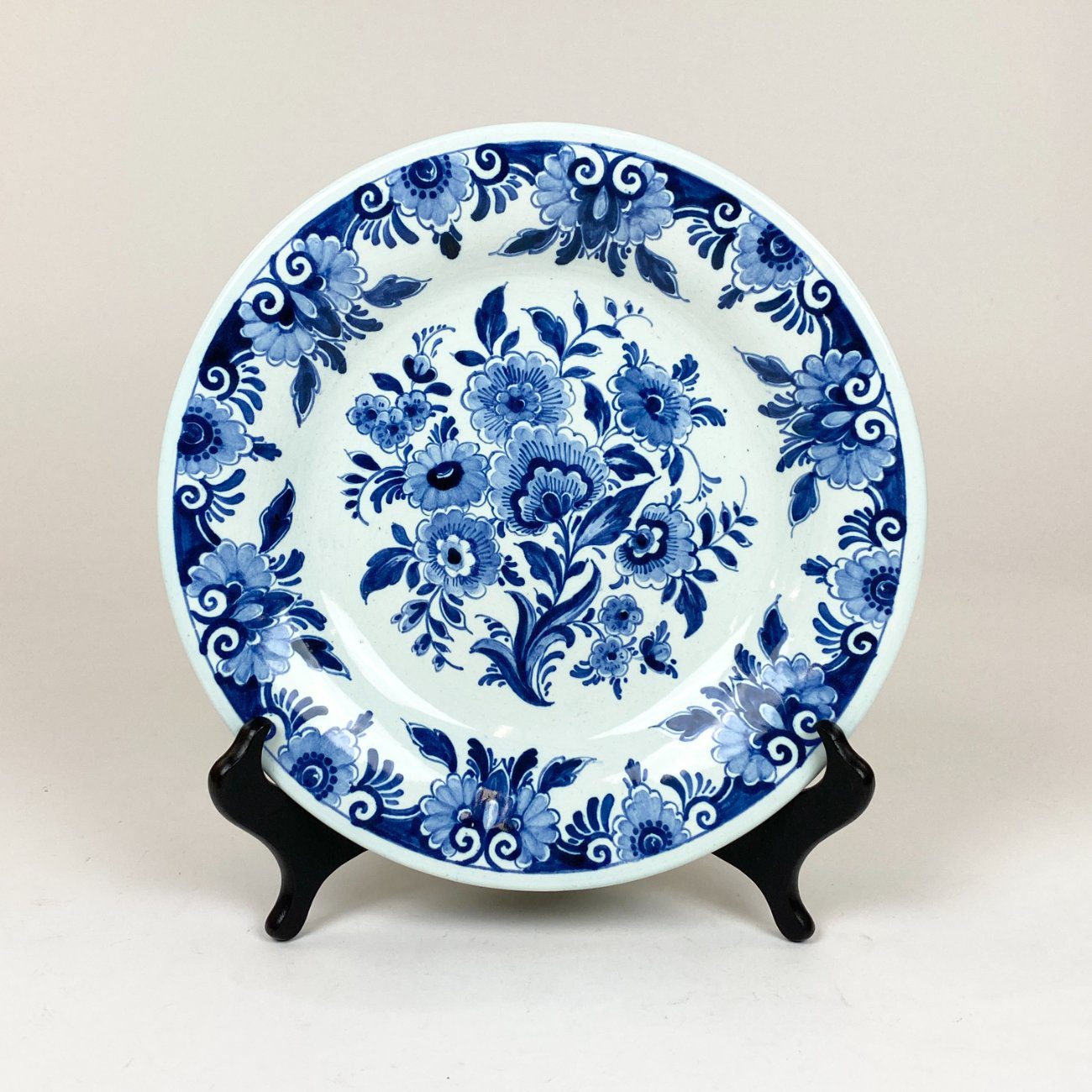 DT0322-kita-keramika-0 Dekoratyvinė sieninė keramikinė Royal Delft lėkštė 3,5x24x24 cm