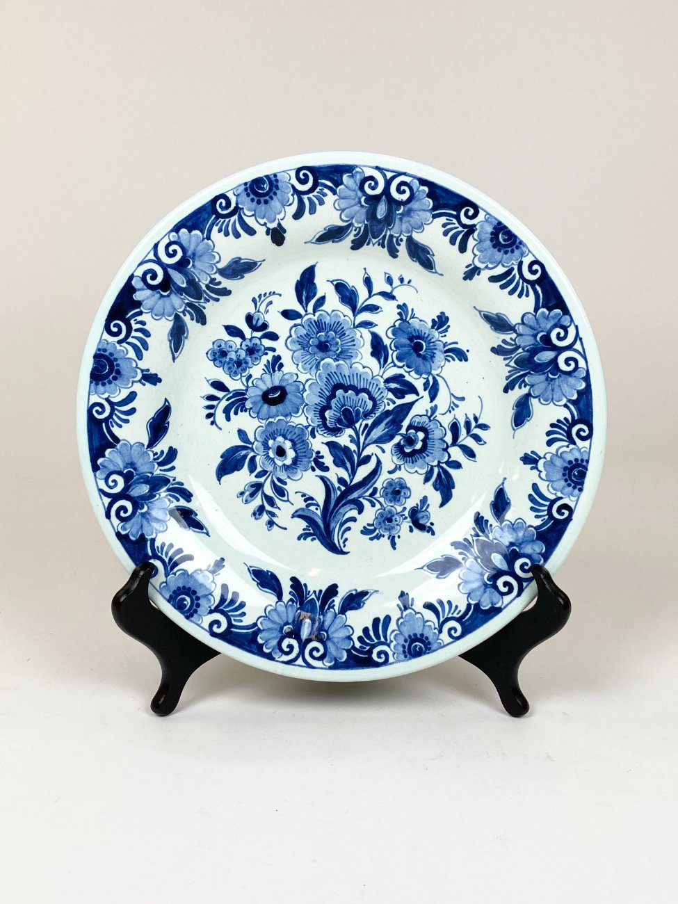 DT0322-kita-keramika-1 Dekoratyvinė sieninė keramikinė Royal Delft lėkštė 3,5x24x24 cm