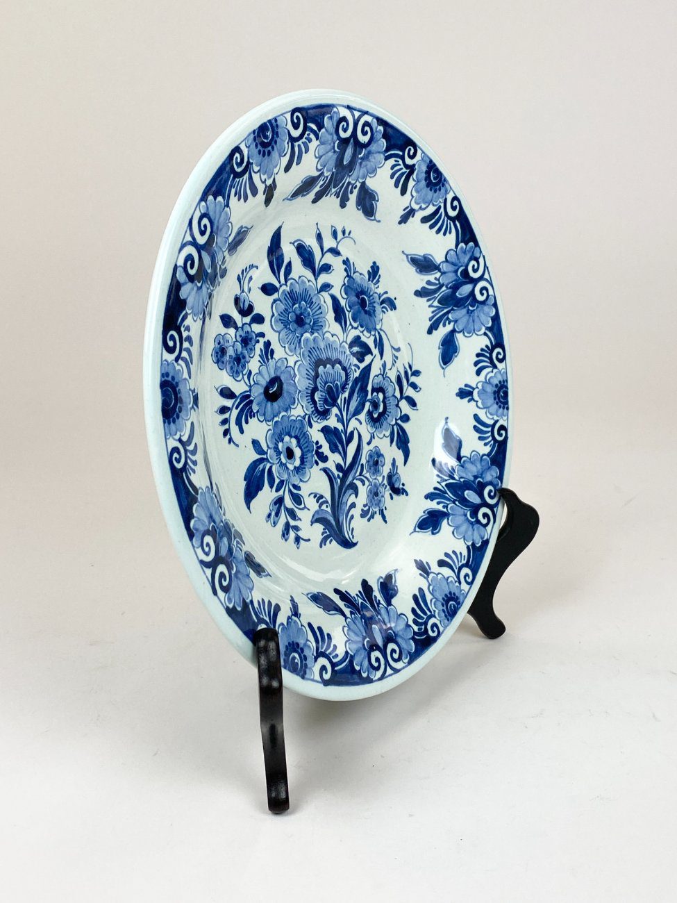 DT0322-kita-keramika-3 Dekoratyvinė sieninė keramikinė Royal Delft lėkštė 3,5x24x24 cm
