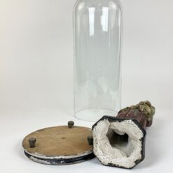 Šv. Antano Paduviečio, laikančio Kūdikėlį Jėzų statula iš gipso su mediniu postamentu ir stikliniu gaubtu 22x22x52 cm
